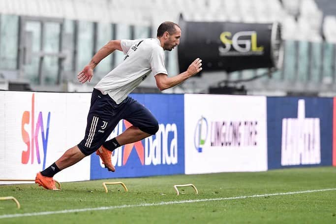 ジョルジョ・キエッリーニさんのインスタグラム写真 - (ジョルジョ・キエッリーニInstagram)「Domani inizierà la nostra corsa verso il decimo consecutivo! Forza Juve! ⚪️⚫️」9月19日 23時02分 - giorgiochiellini