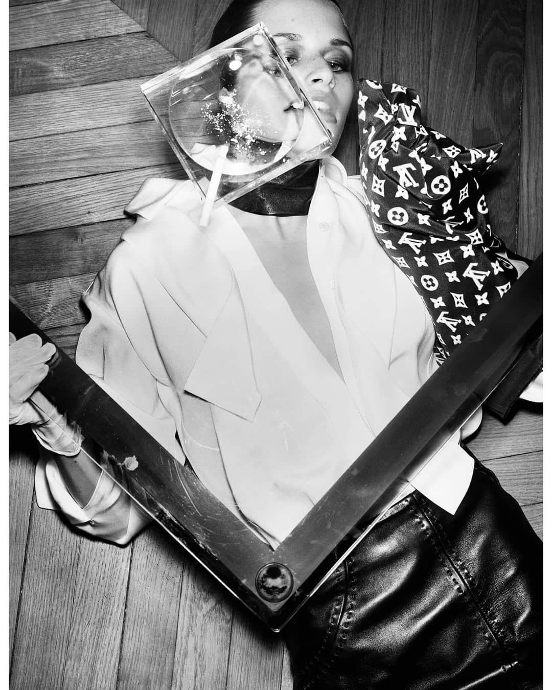 マリオ・テスティーノのインスタグラム：「Carine and I spent much of the 90s together. We were a team along with hairdresser Marc Lopez and makeup artist Tom Pecheux. We went to the same studio almost everyday to try and work out how to get our pictures to look better every time. The studio was not big, it was very cold in the winter and unbearably hot in the summer. We always took risks with new models, so much of the time we were training them to convey what we wanted. I can say that there were many evenings where we would leave the studio not talking to each other. In our search for greater pictures frustration would sometimes build up. But most of the time we were laughing. We spent years enjoying what we did together. Carine’s ideas were always great and unpredictable. She taught me a lot. I think we all helped each other grow. I cherish those years. Happy birthday Carine ❤️ _ Carine y yo pasamos gran parte de los 90s juntos. Formamos un equipo junto con el peluquero Marc Lopez y el maquillador Tom Pecheux. Íbamos al mismo estudio casi todos los días para tratar que nuestras fotografías se vieran mejor cada vez. El estudio no era grande, hacía mucho frío en invierno y un calor insoportable en verano. Siempre tomamos riesgos con nuevas modelos, por lo que gran parte del tiempo estábamos enseñándoles cómo transmitir lo que queríamos. Puedo decir que hubo muchas noches en las que salíamos del estudio sin hablarnos. En nuestra búsqueda de imágenes más grandes, a veces se acumulaba la frustración. Pero la mayor parte del tiempo nos reíamos. Pasamos años disfrutando de lo que hacíamos juntos. Las ideas de Carine siempre fueron geniales e impredecibles. Ella me enseñó mucho. Creo que todos nos ayudamos a crecer. Aprecio mucho aquellos años. Feliz cumpleaños Carine ❤️  #CarineRoitfeld #TestinoArchive #EhrinnCummings #BimbaBosé」