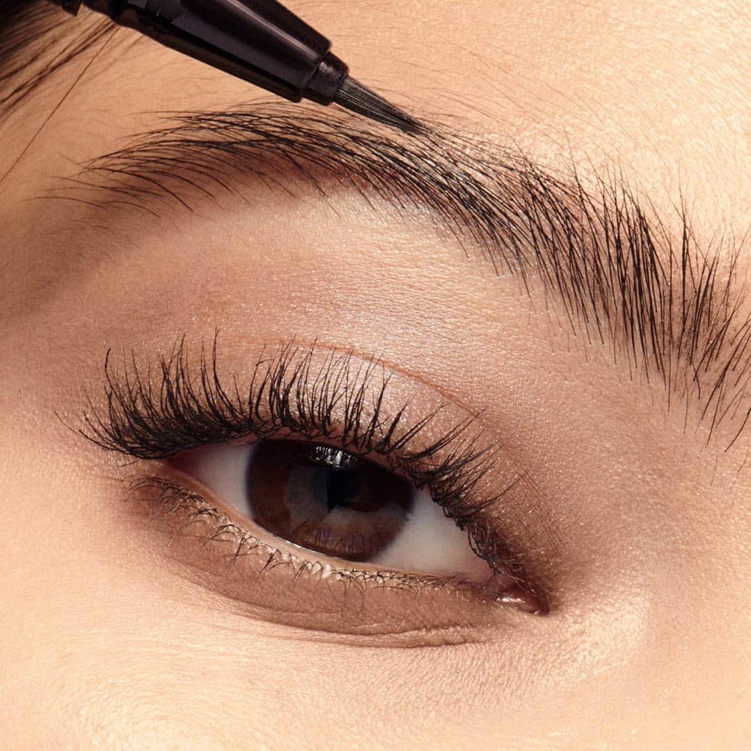 のインスタグラム：「Perfect brows made easy 💯 The ultra-fine Featherlight Brow Enhancer makes mastering the art of brow application simple. Create buildable definition that is smudge-proof, water-resistant and longwearing with the easy-to-use precision tip applicator. Start building your best #brow - tap to shop!」