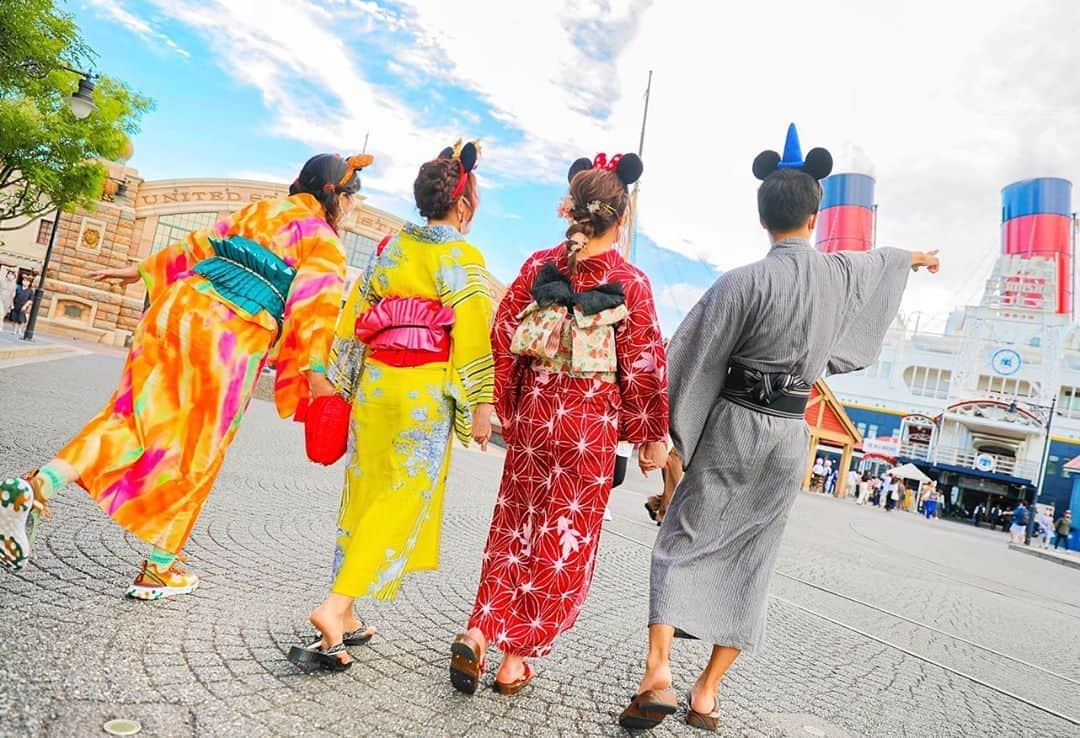 あいにゃんさんのインスタグラム写真 - (あいにゃんInstagram)「"冒険とイマジネーションに溢れる旅へ出発だーーっ🌏🚢✨"って躍動感のある1枚📸💗﻿ ﻿ 夏の終わりに大好きさん大集合で、浴衣ディズニーしたよ👘🌸💗💕✨みんな個性があって、派手派手チームと大人ぶってるチーム(笑)になってるのも好き😘楽しかったなぁ🎶大切な思い出っ✌️🌈💗﻿ ﻿ あと、再開後のディズニーでは、フォトキーカメラマンさんとの遭遇率が多くなった気がして、ステキなお写真を撮ってもらえることが凄く増えました😭📸💗✨﻿ ﻿ 今は誰かにお写真を頼むのも難しい状況なので、カメラを渡す際、手を消毒してくれたりとしっかり対策もしてくれるプロの方にお願いすると良いよ✨﻿ ( #あいにゃんのディズニーNEWS )﻿ ﻿ ちなみに浴衣は﻿ @asakusa_sawadaya さん💗✨ いつも可愛い浴衣やお着物でディズニーバウンドを考えてくださり、ありがとうございます🙇‍♀️  今回はおとなミッキーのこーちゃんに合わせて、おとなミニーちゃん🎀💗💕今まで着た浴衣で1番好きかも！大人っぽいのに帯はイチゴ柄になってるんだよ🍓💗  #ディズニー　#ディズニーシー　#浴衣ディズニー　#ディズニーバウンド　#ミニー　#ディズニーコーデ　#浴衣」9月19日 23時06分 - ainyan_0302