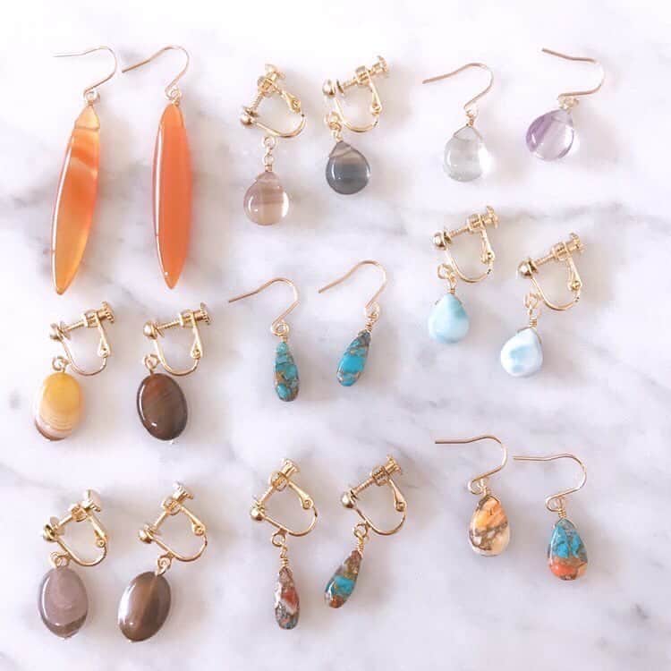 のインスタグラム：「秋の収穫祭みたいな 天然石が届きました。 タピエスタイル丸の内店に  「lulu」より ・・・ オイスターカッパーターコイズ。 太陽の大地を思わせる石から 甘いマロンやチョコレート 柿の果実を思わせる石まで たわわに揃いました！  連休中 東京駅に旅する人は丸ビルに お土産探しに 立ち寄ってください。  東京都千代田区丸の内2-4-1 丸の内ビルディング3F open:11:00〜20:00 phone:03-6206-3043 JR「東京駅」丸の内南口より徒歩1分 丸ノ内線「東京駅」直結 千代田線 「二重橋前＜丸の内＞駅」直結 三田線「大手町駅」徒歩3分 有楽町線「有楽町駅」徒歩8分 JR京葉線「東京駅」徒歩4分 JR「有楽町駅」徒歩9分  #タピエスタイル東京丸の内店」