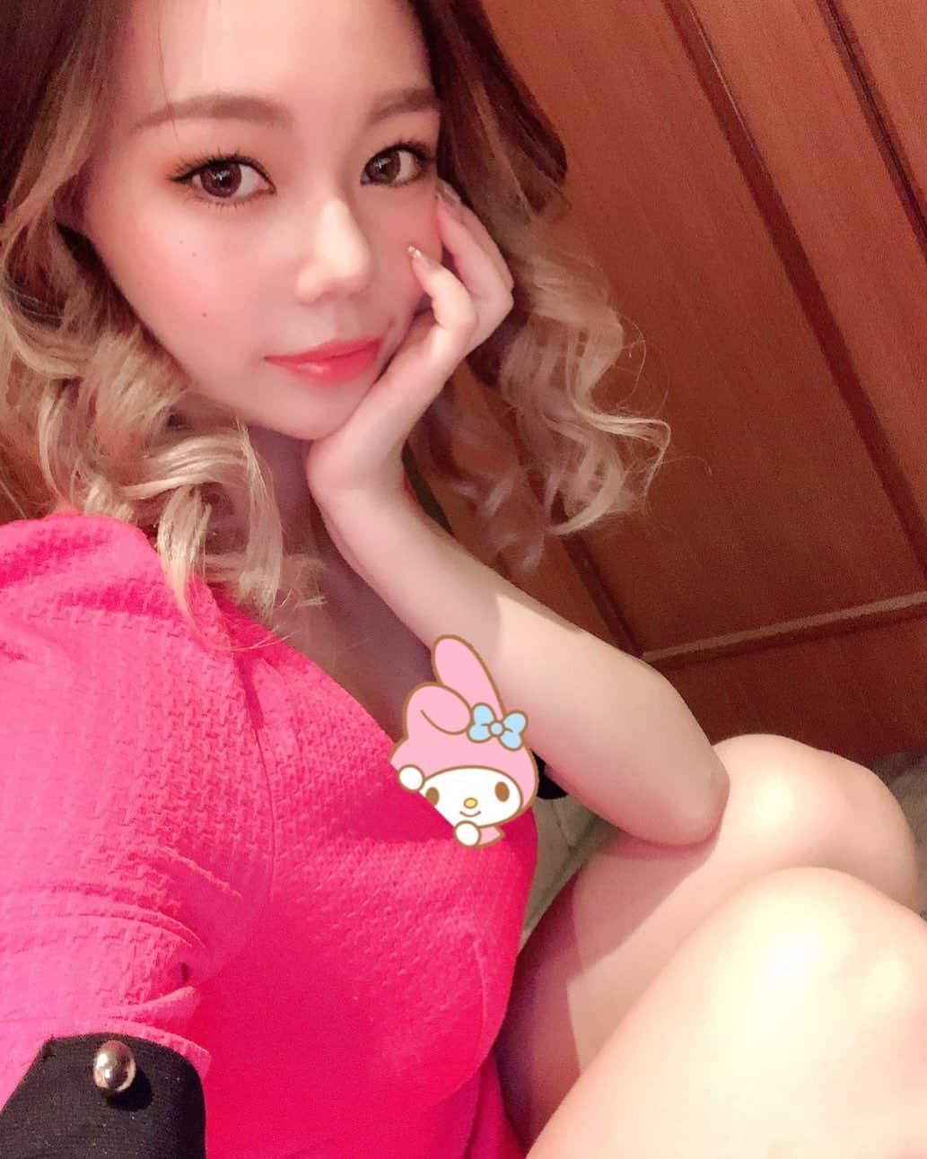 美波さら 美波さらさんのインスタグラム写真 - (美波さらInstagram)「⠀ ⠀ 桃色隊員にドレスもらった ショッキングピンクかわいい💖🥺✨  #名古屋#錦#錦3#キャバクラ#キャバ嬢 #お酒#焼酎#ワイン#シャンパン#歌舞伎町#北新地#ミナミ#すすきの#六本木#中洲#ホステス#銀座#かわいい  ...