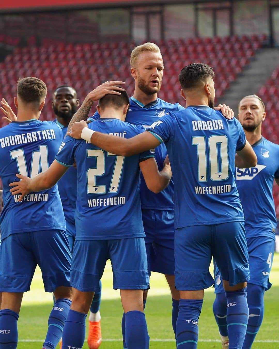 TSG1899ホッフェンハイムさんのインスタグラム写真 - (TSG1899ホッフェンハイムInstagram)「Keep going, Boys! 👊 1:2 ⏸ #koetsg #bundesliga #tsg」9月19日 23時21分 - tsghoffenheim