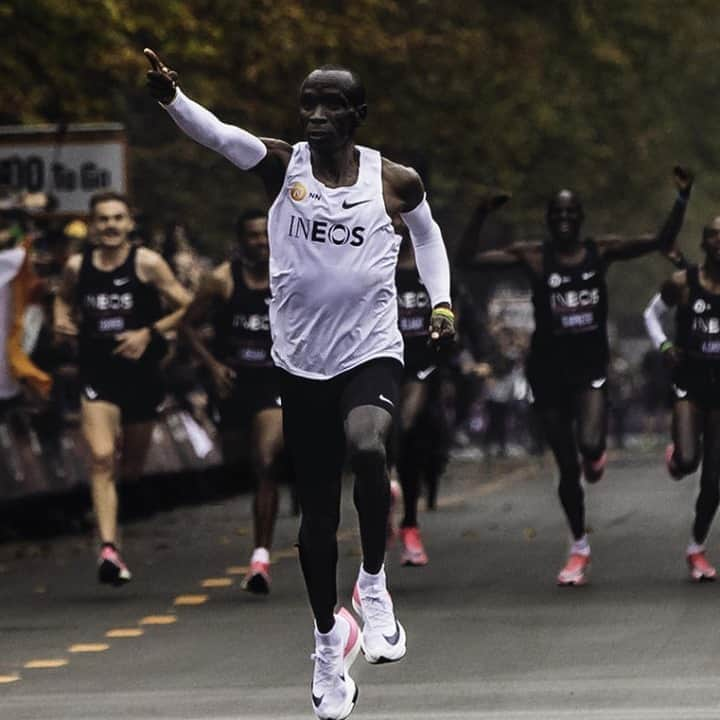 Sneaker Newsさんのインスタグラム写真 - (Sneaker NewsInstagram)「When Eliud Kipchoge broke the two-hour marathon mark, he wore a then-unknown running shoe in a sleek white/pink colorway. That shoe would turn out to be the groundbreaking Zoom Alphafly NEXT%, and the exact colorway is hitting stores soon. For a closer look at this upcoming release, hit the link in our bio.」9月19日 23時15分 - sneakernews