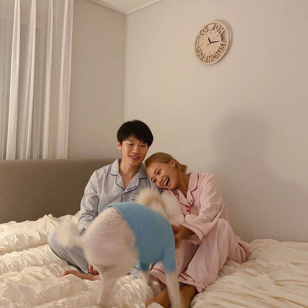 キム・ダヘのインスタグラム：「잠옷선물받아서 인증샷찍을려고하는데 율무가 개 방해함 🐶🐶🤍 이니셜자수박혀서 의미있고 좋아요 서프라이즈로 받은거라 감동쓰 흑흑흑... #키라키라키친#꺄도#커플잠옷」