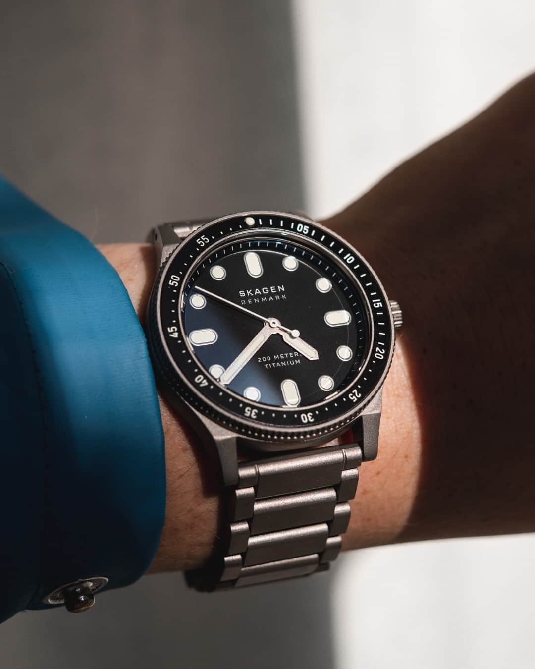 スカーゲンさんのインスタグラム写真 - (スカーゲンInstagram)「Sleek, modern, and lightweight. Tap to shop the #LimitedEdition Fisk watch. Photo by @dazbourke.」9月19日 23時30分 - skagendenmark
