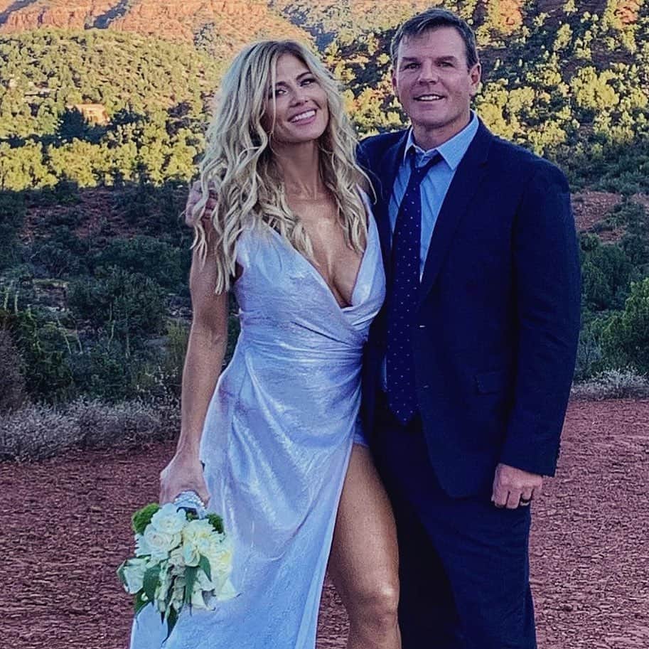 トリー・ウィルソンのインスタグラム：「. 1 year ago today I married my love @justintuppernyc and we didn’t kill each other during quarantine.🤍😜 . I won’t go on a social media bragging rant and say how perfect everyday is but I sure am grateful for this sweet, mostly patient, always loving soul who’s presence brings out the best in me in lots of ways. . Everyday I appreciate the road to here. ALL of it. Don’t give up on love!」
