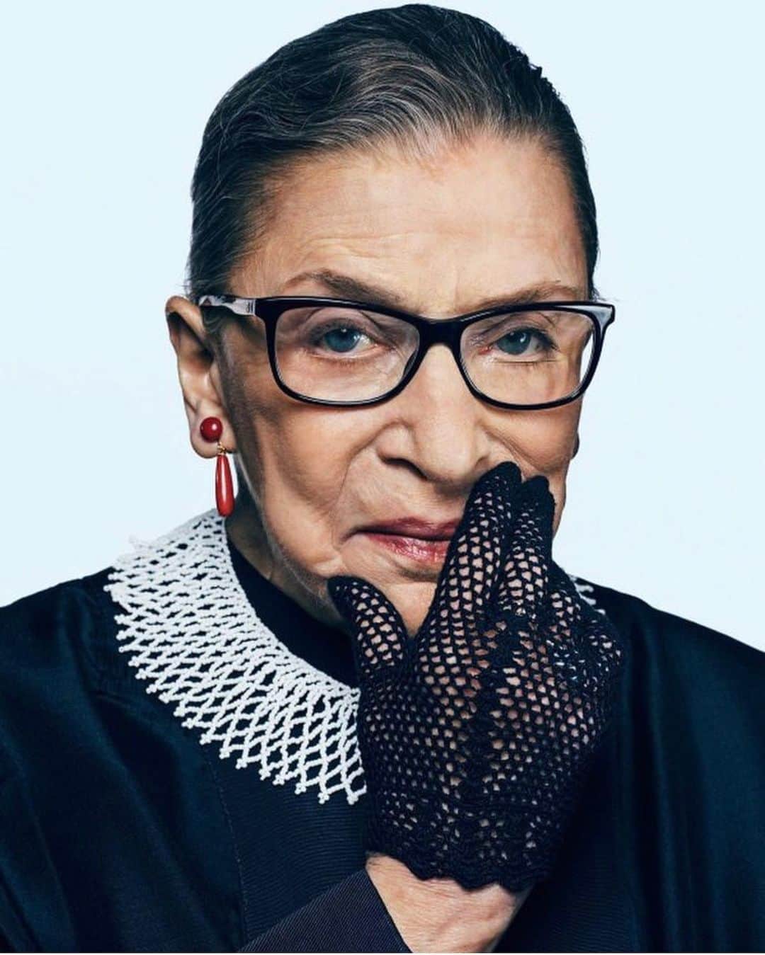 Elizabeth Chambers Hammerのインスタグラム：「"Think back to 1787. Who were 'we the people'? They certainly weren't women… they surely weren't people held in human bondage. The genius of our Constitution is that over now more than 200 sometimes turbulent years that 'we' has expanded and expanded." Yet, we’re still expanding, and must continue to do so.  “Think how the constitution begins. ‘We the people of the United States, in order to form a more perfect union.’ But we’re still striving for that perfect union, and one of the imperfections, is for, ‘we the people’ to include an ever enlarged group.”  May the ultimate queen, champion of gender equality, defender of justice and one of the hardest working people the world has ever seen, Rest In Peace. And may we continue her fight. 👑👑👑  They say never meet your heroes, but I had the extraordinary honor and privilege of spending time and sharing meals with Justice Ginsburg on more than one occasion. Her stories, wit, appreciation of the internet’s take on RBG (which included embracing and distributing t-shirts), lovely letters, indelible presence and sense of composure were everything and more.  My absolute hero, forever and always. #RBG ❤️」
