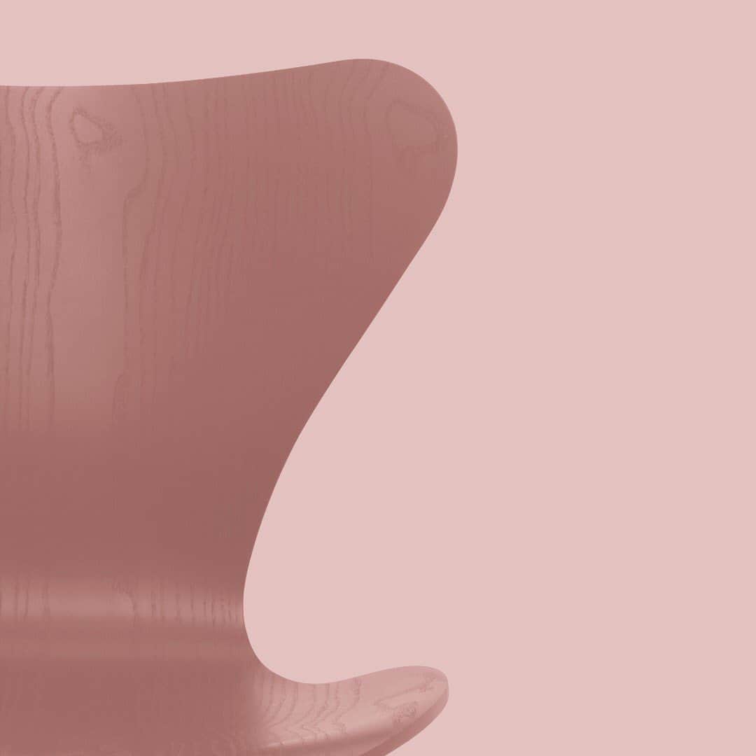 フリッツハンセンさんのインスタグラム写真 - (フリッツハンセンInstagram)「Mix and match with 16 new colours created by @carlasozzani and Fritz Hansen, along with  7 new base options. Iconic chair designs by Arne Jacobsen exude elegance in any colour.   Explore more via link in bio  #fritzhansen #fhnewcolours #asenseofcolours #atasteofpink #series7 #arnejacobsen #chairs #series7chair #프리츠한센 #フリッツハンセン」9月19日 23時23分 - fritzhansen