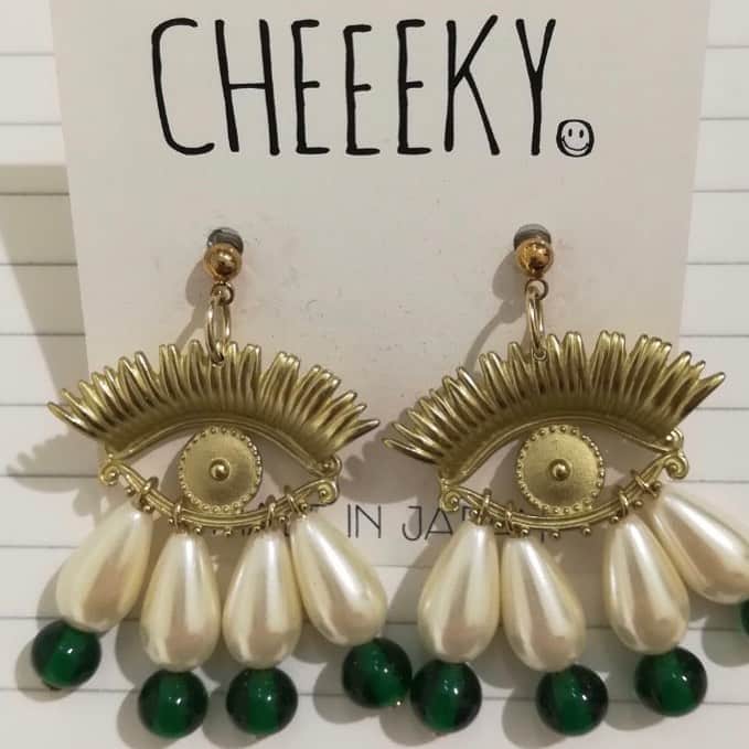 のインスタグラム：「「cheeeky」 グリーンのまばたき光線ビビッ ズキュン‼︎ こんなイヤリングをしていたら 気分上がること間違いなしですね！ 痛快デザインです。  ・・・ タピエスタイル 京都烏丸ラクエ店 渋谷ヒカリエ店 販売中です！  店舗によりお取り扱いが異なります。」