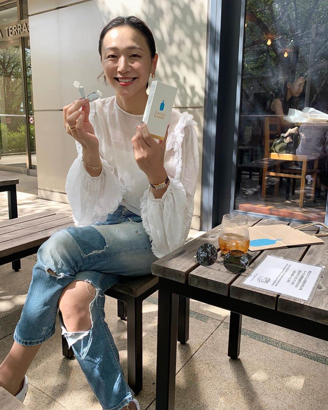 のインスタグラム：「・ ・ 大好きなひとたちが関わった ヴィーガンカカオキャンディ🍬  想いがカタチになるプロセスを聞いていたから すごく嬉しかった！ おめでとう🎉  おいしいからぜひチェックしてみてくださいね♡ ・ ・ #life #friends #bluebottlecoffee」