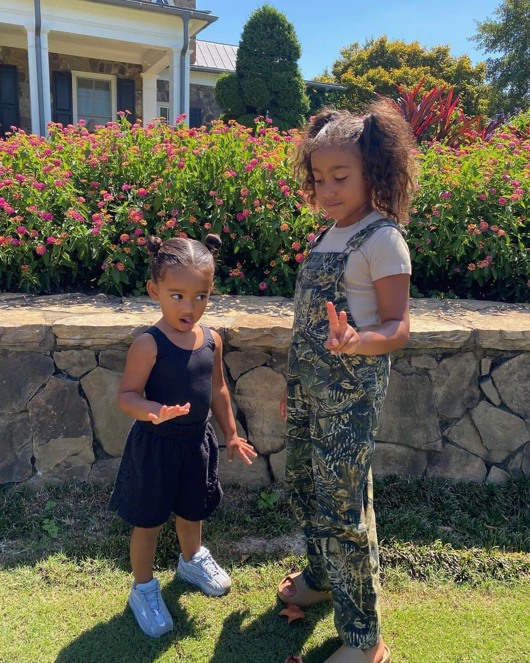 キム・カーダシアンさんのインスタグラム写真 - (キム・カーダシアンInstagram)「💚 My Girls 💚. Swipe to see North trying to teach Chi to make a peace sign. ✌🏼」9月19日 23時28分 - kimkardashian