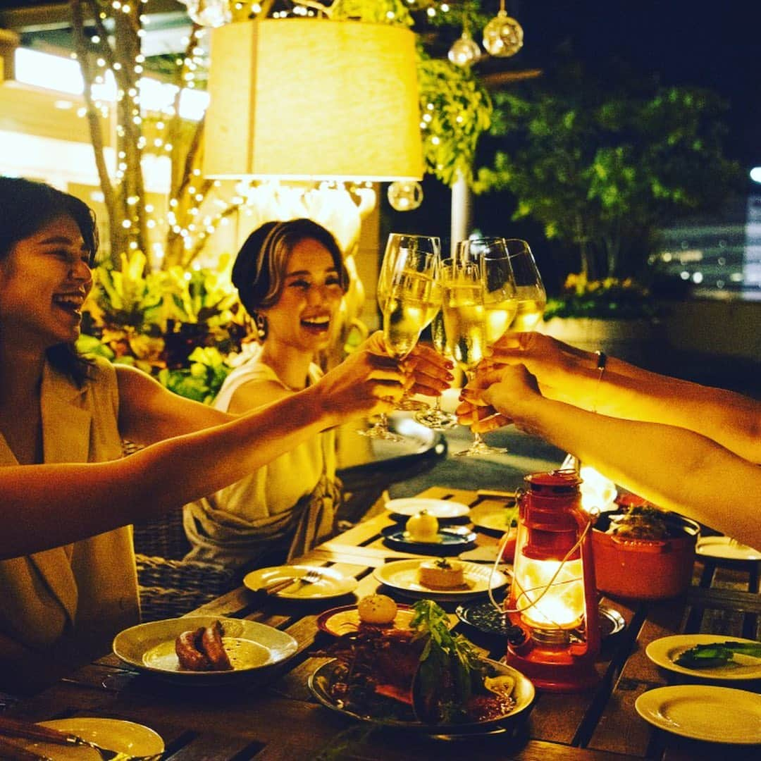 CHELSEAさんのインスタグラム写真 - (CHELSEAInstagram)「[丘の上のがぶ飲みワインビストロ] ・ ・ 解放感抜群のチェルシーの星空テラスエリアに、 【女性のためのワインビストロ】が誕生します！！🍷🍾 ・ ・ 産直ワイン＆スパークリング飲み放題が女性限定１２００円、 (男性１８００円)にてご提供！！ ・ しかもお肉５種前菜盛り合りがサービス♪ ・ イルミネーションと緑に包まれた秋風の心地よいガーデンでワインとビストロ料理と共に大人の女子会をお愉し下さい！！🍢🍾🇫🇷  ・  #なんば#ワイン#ビストロ#フレンチおでん#ガブ飲みビストロ#丘の上のビストロガーデン」9月19日 23時31分 - chelsea_nambaparks