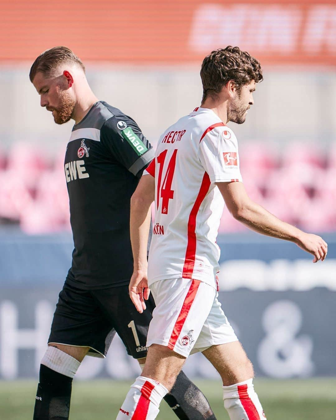 1.FCケルンさんのインスタグラム写真 - (1.FCケルンInstagram)「Ein sehr fragwürdiger Elfer für Hoffenheim - und so gehen wir mit einem 1:2 in die Pause. 😡 Aber 45 Minuten bleiben. Kopf hoch und weitermachen, Männer!  #KOETSG 1:2 (45.) #effzeh #Bundesliga」9月19日 23時34分 - fckoeln