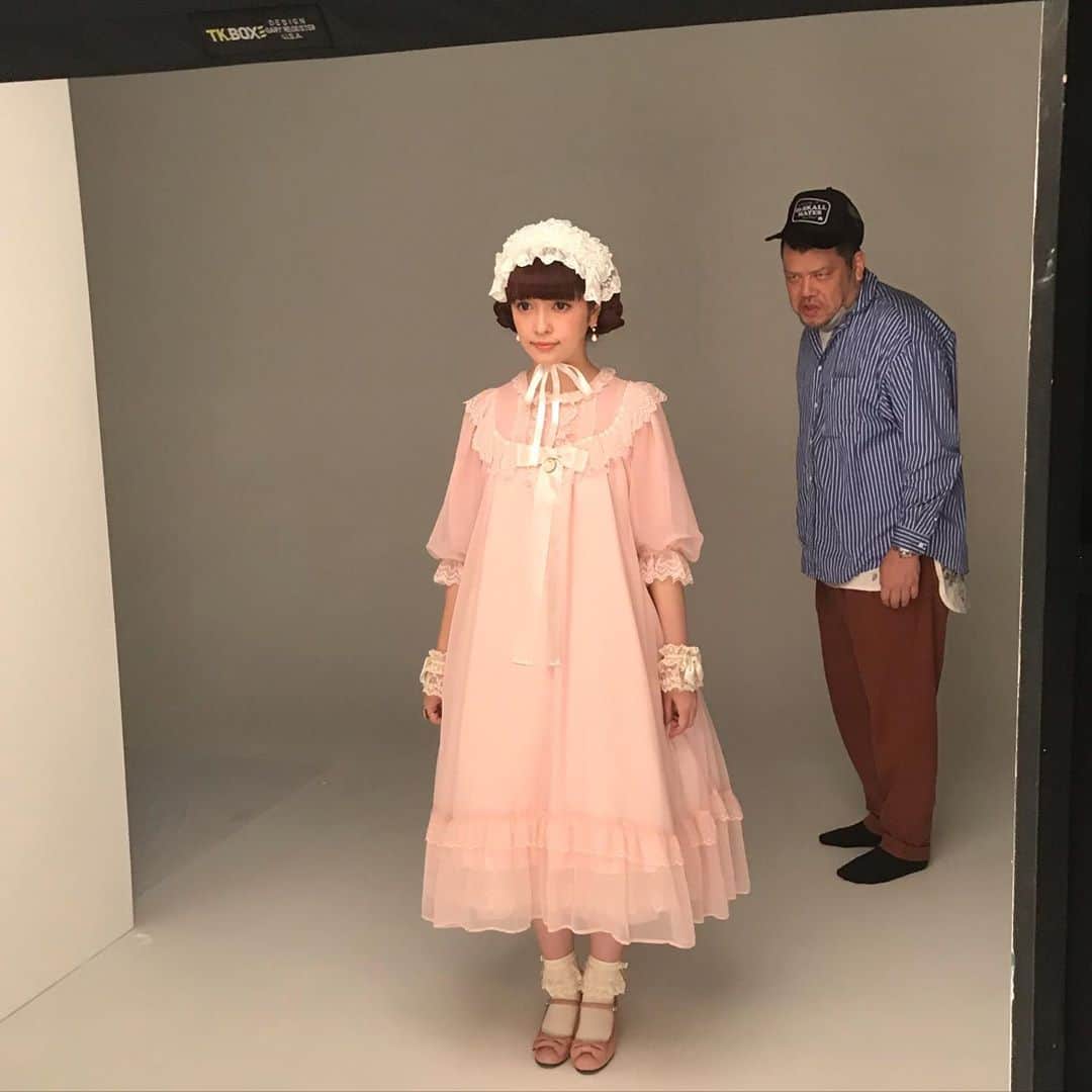 竹村真奈のインスタグラム：「昨日の撮影。 くっきー！さんと日本ロリータ協会会長の青木美沙子さん🌷 楽しい撮影の詳細をお伝えできるのはまだ先ですが、ひと足お先ににおわせ投稿でございます。撮影が巻きに巻いて帰りは楽しいお茶会に☕️ . そして、4連休初日となる今日は、とある雑誌のインタビューを受けさせていただき、久しぶりで嬉しすぎるライターさんとの再会だったので（zoomだけど）取材後はやっぱりお茶会モードに☕️ . 人と会ってダラダラしゃべる時間がめっきり減ったからこういう時間がとても楽しい。 . #青木美沙子 #日本ロリータ協会会長 #くっきー」