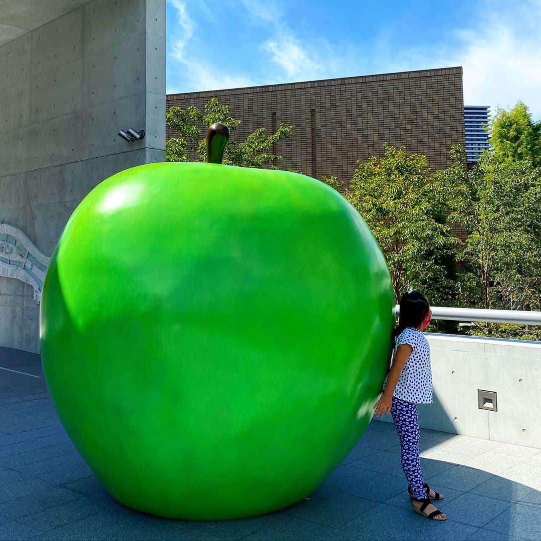 のインスタグラム：「🍏🍏🍏  #NCBF#こどもほんの森  #こども本の森中之島  #🍏#安藤忠雄#建築 #建築デザイン #予約しないとダメだった #こどもより大人が多かった #姪っ子 #こどもは何しててもばえる #ナチュラル#ラブ」