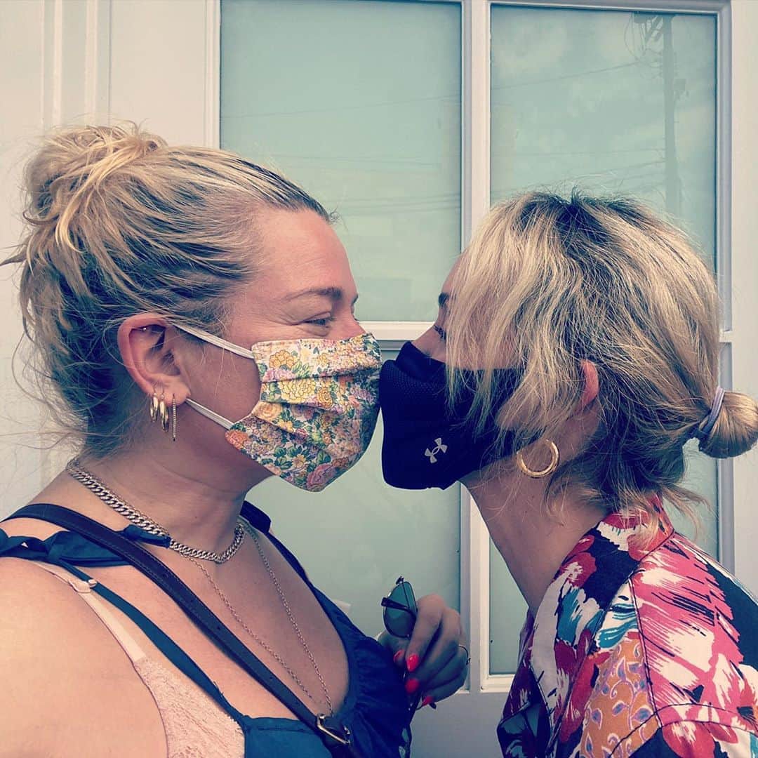 アマンダ・デ・カディネットのインスタグラム：「Kissing in the time of Covid 👯💗. Not social distancing because we were both tested and Covid free . I had to check my mental health this week, as I could feel the isolation from community and loved ones taking a toll on me . I  thought about what / who brings me joy so I could focus on that . My friends and the deep connection I have with many of them, fills my heart in a way that is so treasured . 💗 you @ambervalletta #SelfCare」