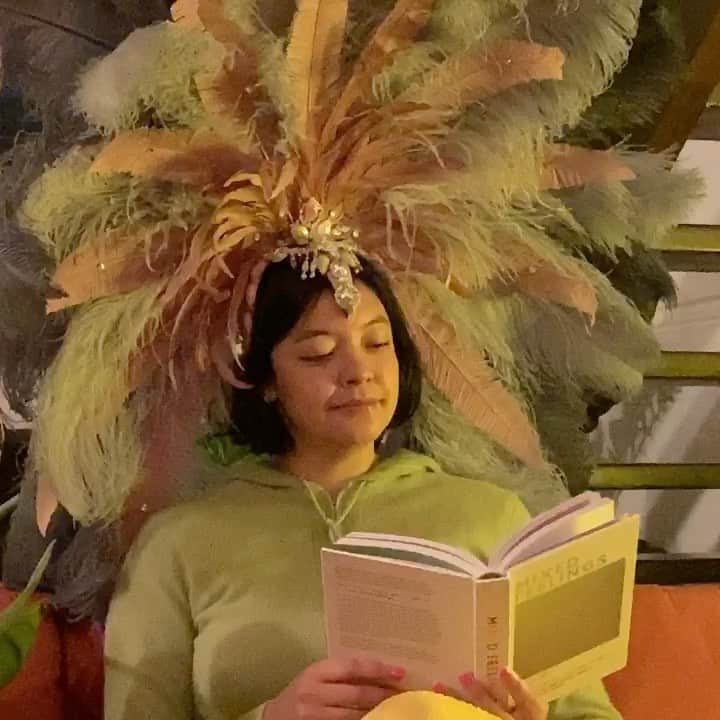 ナオミ・シマダのインスタグラム：「today is the anniversary of @mixedfeelingsbook coming out into the world! So much has happened in the space of a year that I can almost not remember what this time moment in time a year ago felt like but one thing I do know is that from day one @sarah_raphael and I were adamant that the purpose of this book was to make people feel less isolated in their experiences, less ashamed and more liberated. The fact that I receive messages most days from someone saying that it’s moved them in some way makes me feel like in our small way we managed to do that. What I didn’t factor in when we started this book was how much of those feelings I wished for others is what I would gain for myself through the process of working on it.   The book planted so many different seeds of acceptance, change and possibility in me and continues to do so even post publication as I grow with it over time. I feel so much more liberated and generally just less attached to social media, almost like some kind of exorcism happened. Looking back I can see how it also really helped me prepare for this year by understanding where we cling to our own socialisation and investments in false narratives about who we should be and how we should be living, it made me brave. A powerful reminder that the process of doing can be so healing and gratifying and take you on journeys you could never imagine. So thank you to Sarah for starting this journey with me, thank you to everyone who’s bought, shared, spoken about the book and reached out to us it means the world. And to all the other beautiful humans who contributed to the making of it, this is your book too, hope you’re all finding space to heal in your own ways.   if you managed to read to the end s/o to my mangrove fam for the look, lol vid taken last year after carni :P Loving you always x」