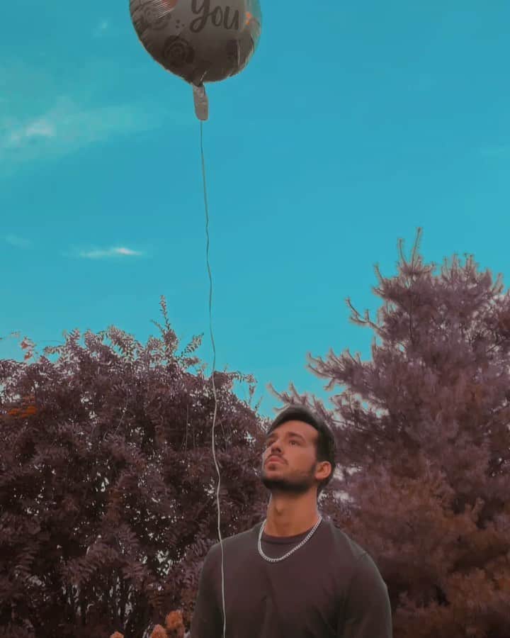 ジェイコブ・ホワイトサイズのインスタグラム：「“hold me down” out this friday ✨」