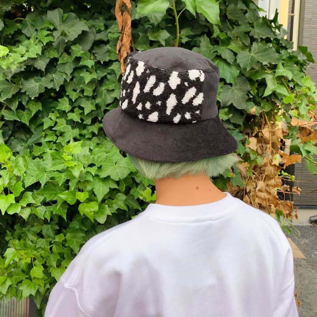 中村涼子さんのインスタグラム写真 - (中村涼子Instagram)「ブラックハット① 『黒コーデュロイ×白黒モコモコ帽子』  こちらの帽子は表面が5枚の布で出来ております。 その一枚をモコモコ生地にしてみました🤡  コレ！すごく！使い勝手がいいです！ 白黒系統の服でも、シンプルな服でもなんでもかんでも合わせにいきます、この帽子🏃‍♂️ 自ら、進んで、この帽子が、合わせに、  私の頭の周囲は今測りましたら55.5cmでした。 調べてみたら、平均か、少し大きいくらい、ですかね🧒🏻  コーデュロイは秋である間は大ハマりしそうです。  #手作り帽子」9月19日 23時53分 - nakamuraryoko56