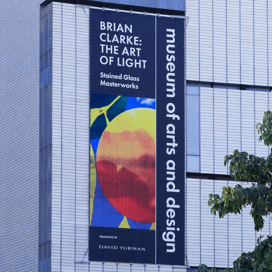 デビッドヤーマンのインスタグラム：「Our ongoing support of the arts and cultural institutions is critically important now more than ever. That is why #DavidYurman is proud to sponsor Brian Clarke’s ‘The Art of Light’ exhibition at the Museum of Arts and Design in New York. Visit our bio link to reserve your tickets for this immersive show of stained glass works.」