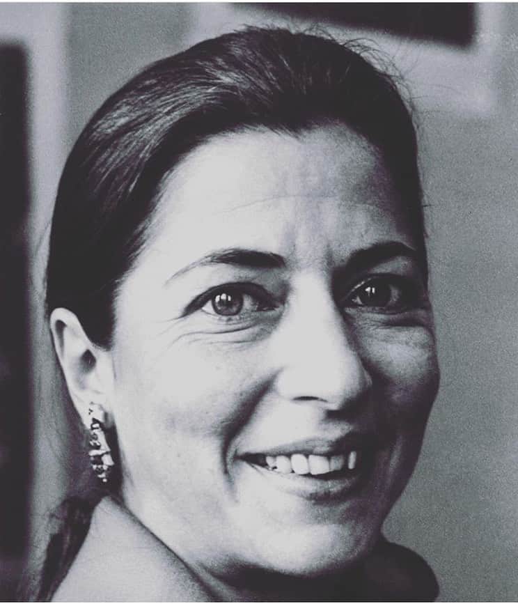 エリザベス・リーサーのインスタグラム：「When I was young, I took for granted that there was a person up there who cared about women and felt we deserved equal status. Today, I feel heartbroken. I’m grateful for the work she did on behalf of my life. #RIP #RGB」