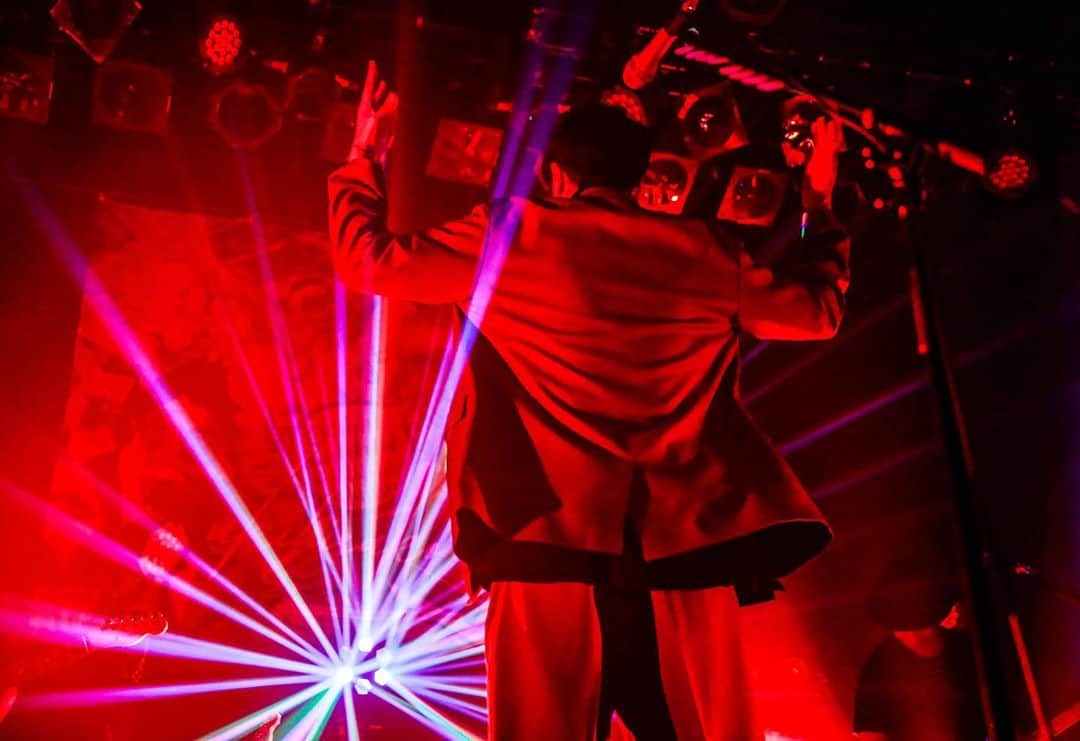 のインスタグラム：「9/19でデビュー8周年を迎えました。  8周年ライブ。  動員を大幅に制限しての開催だったけど、 みんなの前で演奏するのはニヤつくくらい楽しくて、 珍しいほど緊張しませんでした。  ありがとうございました！  収録もしたので、 9/30の20時に有料配信予定です。  来てくれた方々。 伝えたかった事がちゃんと言えたのか分からないけど、 この状況の中、ようこそ来てくれました。 無事に帰れたかな？  家で待機してくれた方々。 このライブはお裾分けではなくて、 必要としてくれる人達のためのものです。 9/30までもうちょい待って！  セットリストは配信スタート後か、配信終了後にどこかに載せますね  9年目もよろしくお願いします！  Photo by Yoshihiro Mori  #近藤晃央 #8周年 #OLDIEEPOCH」