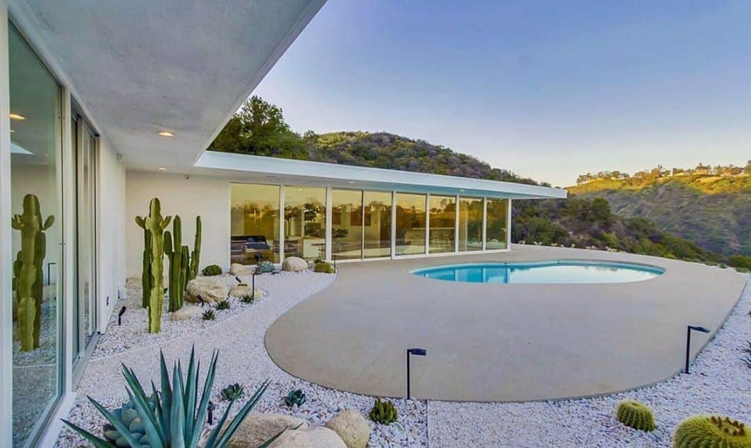 オリバーピープルズさんのインスタグラム写真 - (オリバーピープルズInstagram)「Situated on the hilltops of Los Angeles, Robert Earl designed the Earl Residence in 1963, playing on the simplicity of modernism. #CaliforniaAsWeSeeIt  Photo: @crosbydoe」9月20日 0時01分 - oliverpeoples