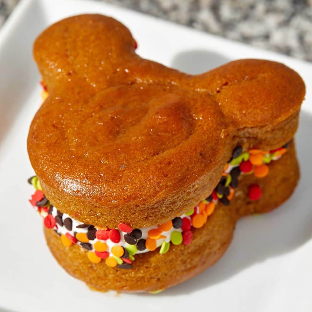 ミッキーマウスさんのインスタグラム写真 - (ミッキーマウスInstagram)「Trick-or-sweet! 🎃 From Spooky Mickey Brownies to Pumpkin Whoopie Pies, @DisneyParksBlog has your Foodie Guide to this year’s fall treats @WaltDisneyWorld Resort Hotels and @DisneySprings! What will you try first? ✨」9月20日 0時01分 - mickeymouse