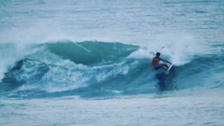 のインスタグラム：「autumn 🌊　awsome 🎃 #holy #autumn #wavessome #autumncome @volcomjapan #volcomjapan」