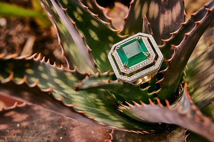 ジェイドジャガーのインスタグラム：「New in - Kryptonite ring with a whopping 20ct emerald in 18k yellow gold.⠀⠀⠀⠀⠀⠀⠀⠀⠀ ⠀⠀⠀⠀⠀⠀⠀⠀⠀ For details email the team at sales@jadejagger.com⠀⠀⠀⠀⠀⠀⠀⠀⠀ ⠀⠀⠀⠀⠀⠀⠀⠀⠀ #bigrocks #solidgoldwillalwayshold #jadejaggerjewellery」