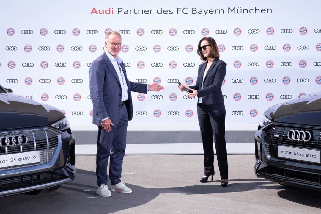 バイエルン・ミュンヘンさんのインスタグラム写真 - (バイエルン・ミュンヘンInstagram)「#FCBayern go electric thanks to @audiofficial! 🔋👍  FC Bayern are the first club in the world to drive electronically. Our boys picked up their new Audi e-tron cars on Saturday in Munich.  #Audi #FCBayern @audi_de #MiaSanMia」9月20日 0時11分 - fcbayern