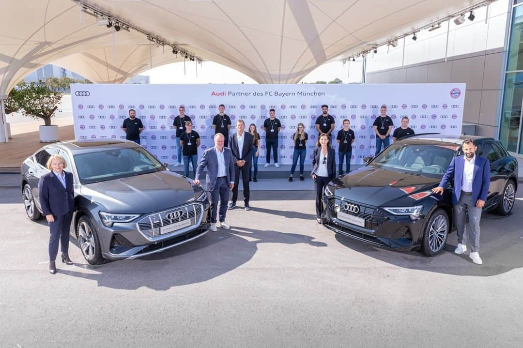 バイエルン・ミュンヘンさんのインスタグラム写真 - (バイエルン・ミュンヘンInstagram)「#FCBayern go electric thanks to @audiofficial! 🔋👍  FC Bayern are the first club in the world to drive electronically. Our boys picked up their new Audi e-tron cars on Saturday in Munich.  #Audi #FCBayern @audi_de #MiaSanMia」9月20日 0時11分 - fcbayern