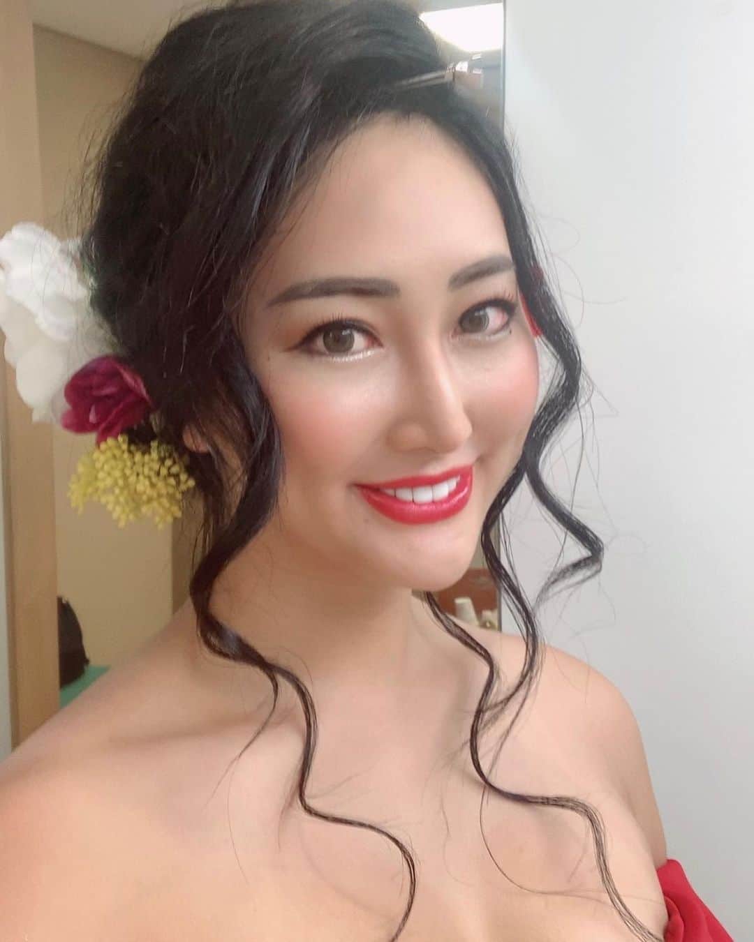 筒井菜月のインスタグラム：「【TVに出演します✨】 ・ ABC朝日放送特番『結婚ってなんだっけ？』に 出演します‼️ ・ 私は結婚に憧れる『幸せになりたガール』さん達に結婚とはなんぞやを説く御意見番的な立ち位置で出演させて頂きました🤣 ・ 幸せになりたガールのメンバーはゆりやんレトリィバアさん、フリーアナウンサーの馬場さん、番組スタッフの寺川さん、そして司会には蒼井優さんを妻に持つ南海キャンディーズ山里さんと超豪華メンバーでお送りしています❣️ ・ 私と同じ御意見番には歴代ボーイフレンド700人、結婚3回モテモテ恋愛マスターおかざきななさんと、キリスト教徒のご主人と結婚・ペーパー離婚を経てラブラブな結婚生活を送る異教徒間事実婚マスターの尼さん落語家の露の団姫さんと個性的な方々です😍 ・ 私はマッチングアプリで100人と面談して結婚した実績から、『アプリ婚マスター』という肩書きを頂きました🤣🤣🤣 ・ 山里さん以外は女子なので、もはや女子会の様になっているのですが、爆笑の連続でかなり面白い深い番組になっていると思いますのでぜひご覧下さい💗 ・ 9/27(日)よる23時からABC朝日放送でオンエア！関西以外にお住まいの方は、次の日からティーバで見れますのでお楽しみにー✨🥰✨ ・ https://tver.jp/drama ・ #結婚　#結婚ってなんだっけ？　#幸せ　#運命　#恋愛　#筒井菜月　#愛　#恋　#love #marriage #好き　#相思相愛　#片想い」