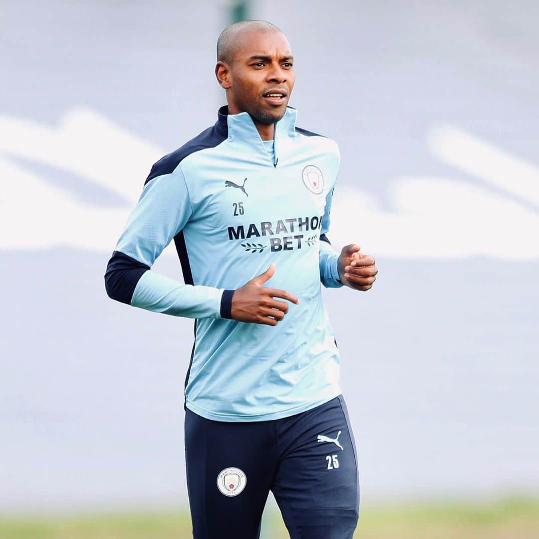 フェルナンジーニョのインスタグラム：「2 days to go 🙌🏾🏃🏾⚽️ #cmoncity #premierleague」
