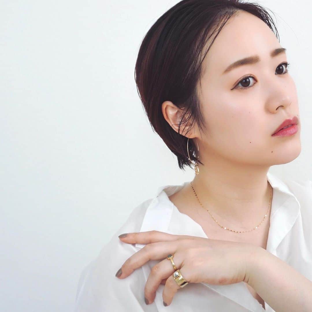 sayumi katoさんのインスタグラム写真 - (sayumi katoInstagram)「ショートヘアにしたから大きめのフープピアスがより映えるようになった！﻿ 10金のÜME @umejewelry_official オリジナルモチーフのチャームピアス。 ÜMEのÜからデザインを起こしました。﻿ ﻿ ﻿ #jewelry_ume#ÜME#ユーミー#天然石リング#指輪#10金ピアス#フープピアス#18金ネックレス#シンプルコーデ#ショートヘア」9月20日 0時16分 - say_ume