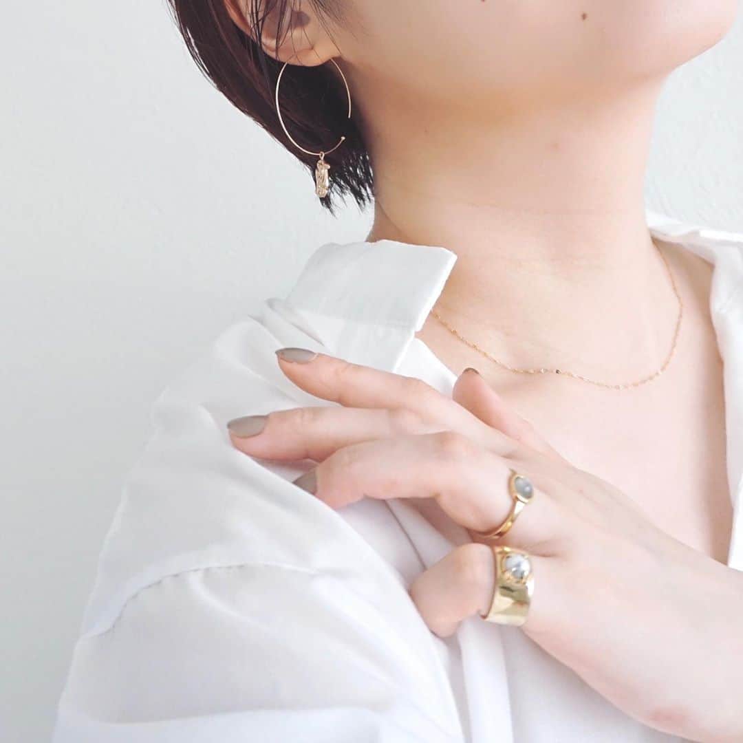 sayumi katoさんのインスタグラム写真 - (sayumi katoInstagram)「ショートヘアにしたから大きめのフープピアスがより映えるようになった！﻿ 10金のÜME @umejewelry_official オリジナルモチーフのチャームピアス。 ÜMEのÜからデザインを起こしました。﻿ ﻿ ﻿ #jewelry_ume#ÜME#ユーミー#天然石リング#指輪#10金ピアス#フープピアス#18金ネックレス#シンプルコーデ#ショートヘア」9月20日 0時16分 - say_ume