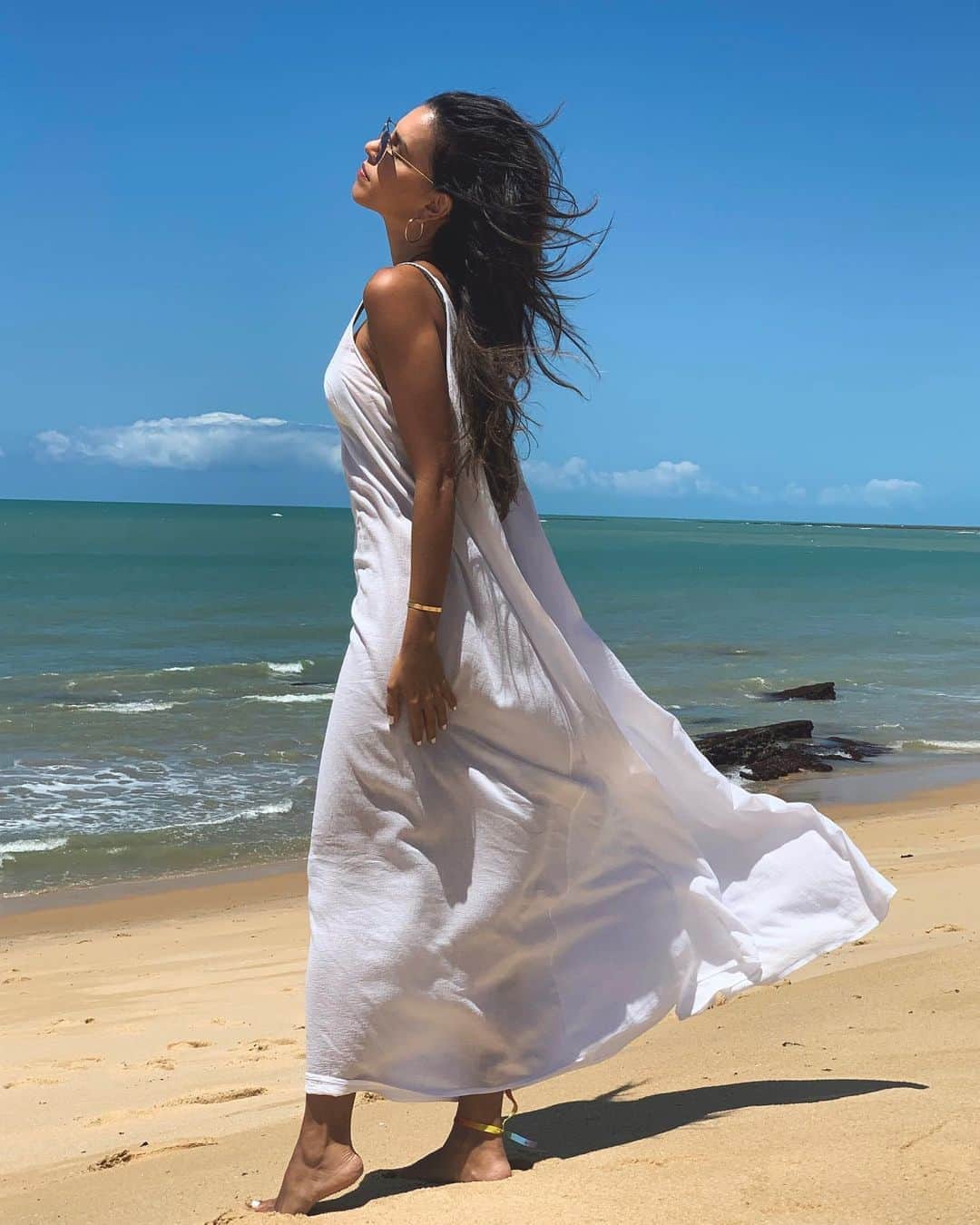 Mariana Riosのインスタグラム：「Me lave a alma. Alma leve, levitou. Recicla a energia de dentro pra fora. Alma leve nova. Nova em tudo que restou. Me leve e lave a hora que chegou. Reflita a luz da alma que de tão leve voou... Planou... Pairou. M.R  ☀️🙏🏼💙 @pousadabahiabonita」