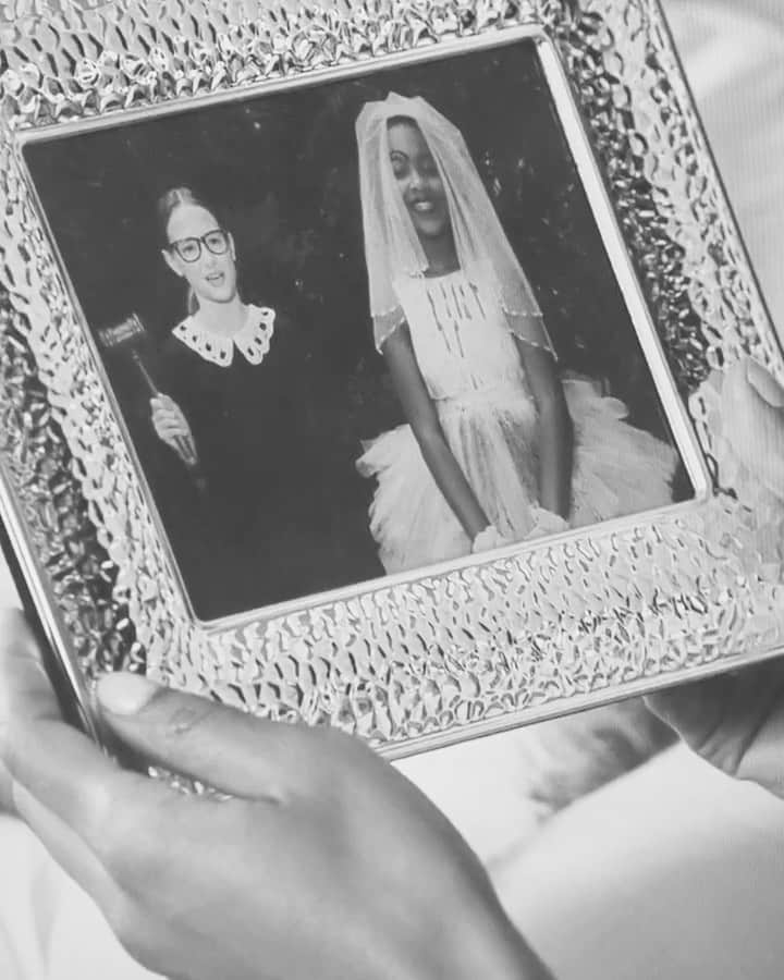 エリザベス・ギリースのインスタグラム：「🤍 RIP, RBG. There will never be another like you. Thank you for fighting & paving the way for women everywhere. It’s our turn now.」