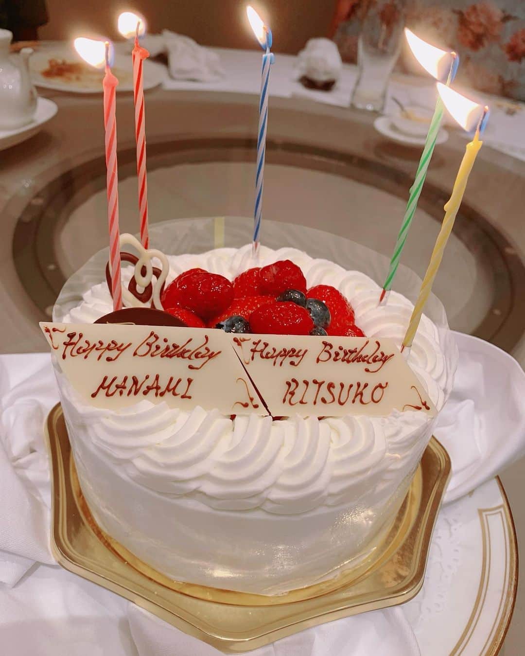のインスタグラム：「お義母さんと生まれた日が近いということで、家族揃って合同誕生日会☺️  一年に一度のこの日が楽しみになりつつあり、幼少期に戻った気分になれます🎂  #誕生日ディナー  #happybirthday」