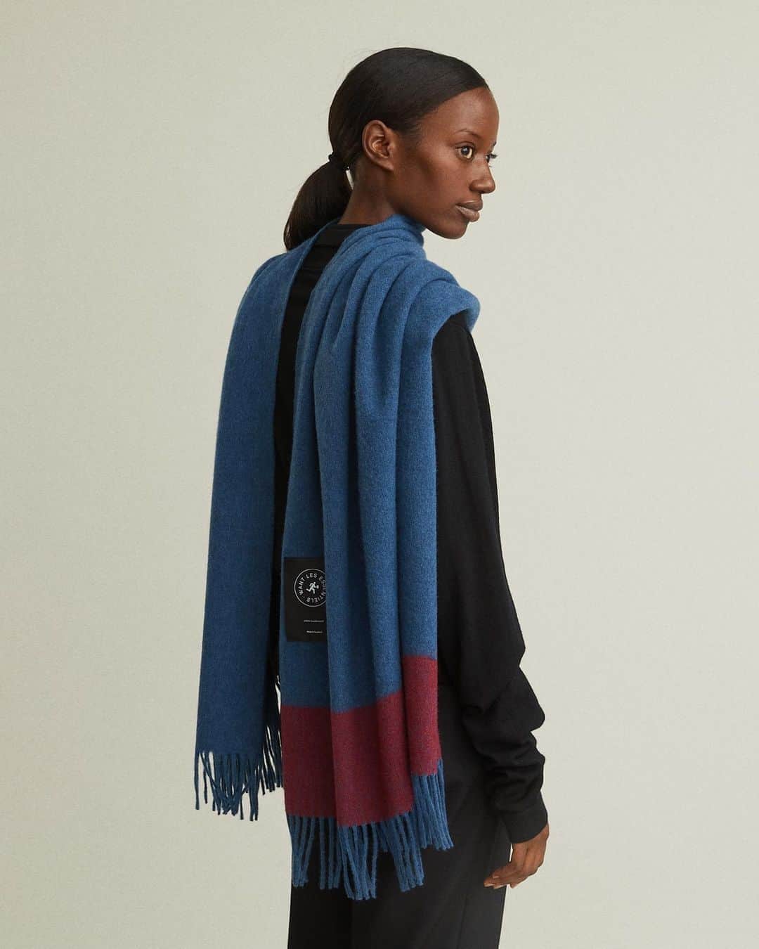 ウォントのインスタグラム：「Wrapped in warm and cosseting lambswool.  Our new knitted scarves are here for crisp autumn days.  #wantlesessentiels #worldofwant #madeinscotland」