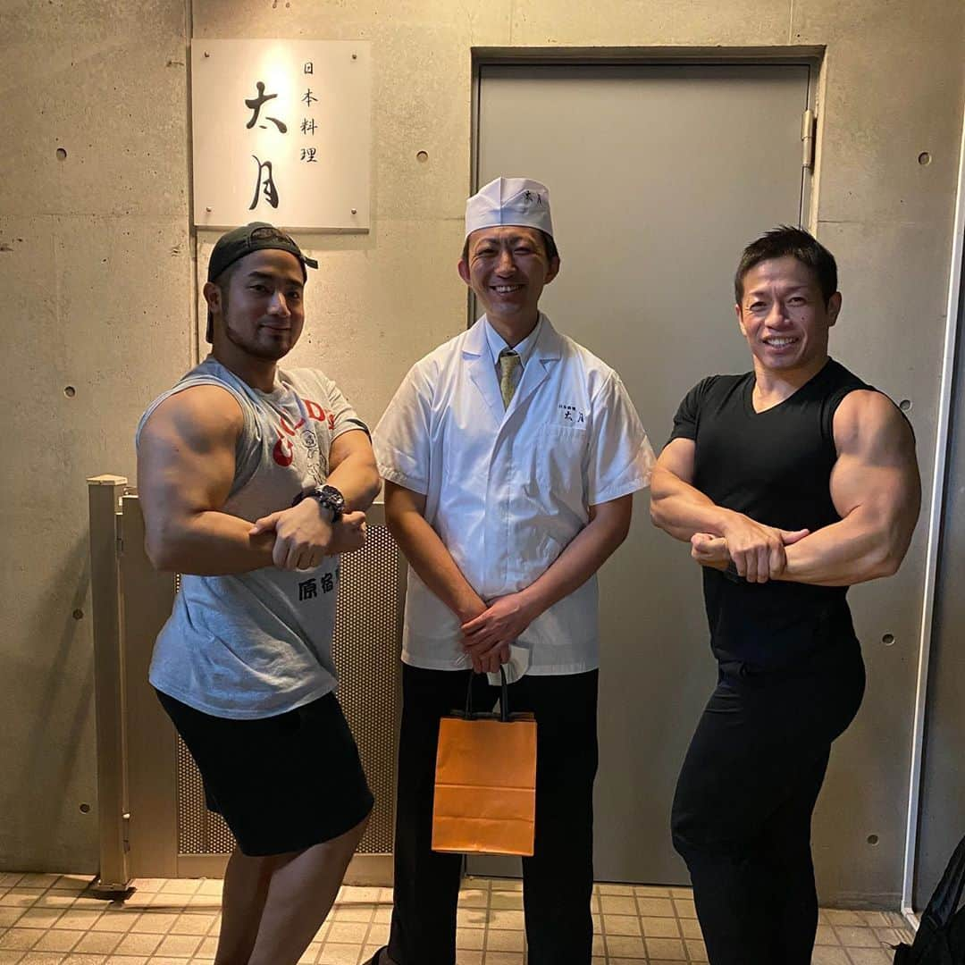 バズーカ岡田（岡田隆）のインスタグラム：「リューケンchill... . . 尊敬するパーソナルトレーナーであり、ビルダーであり、経営者です。しかもアカデミックなバックボーンも持っている。 . お互いに何もなかった頃からの仲。会う事で初心に戻れます🔥今日もありがとう😊 . @dhearts0701  @ken_workout  . #チル」