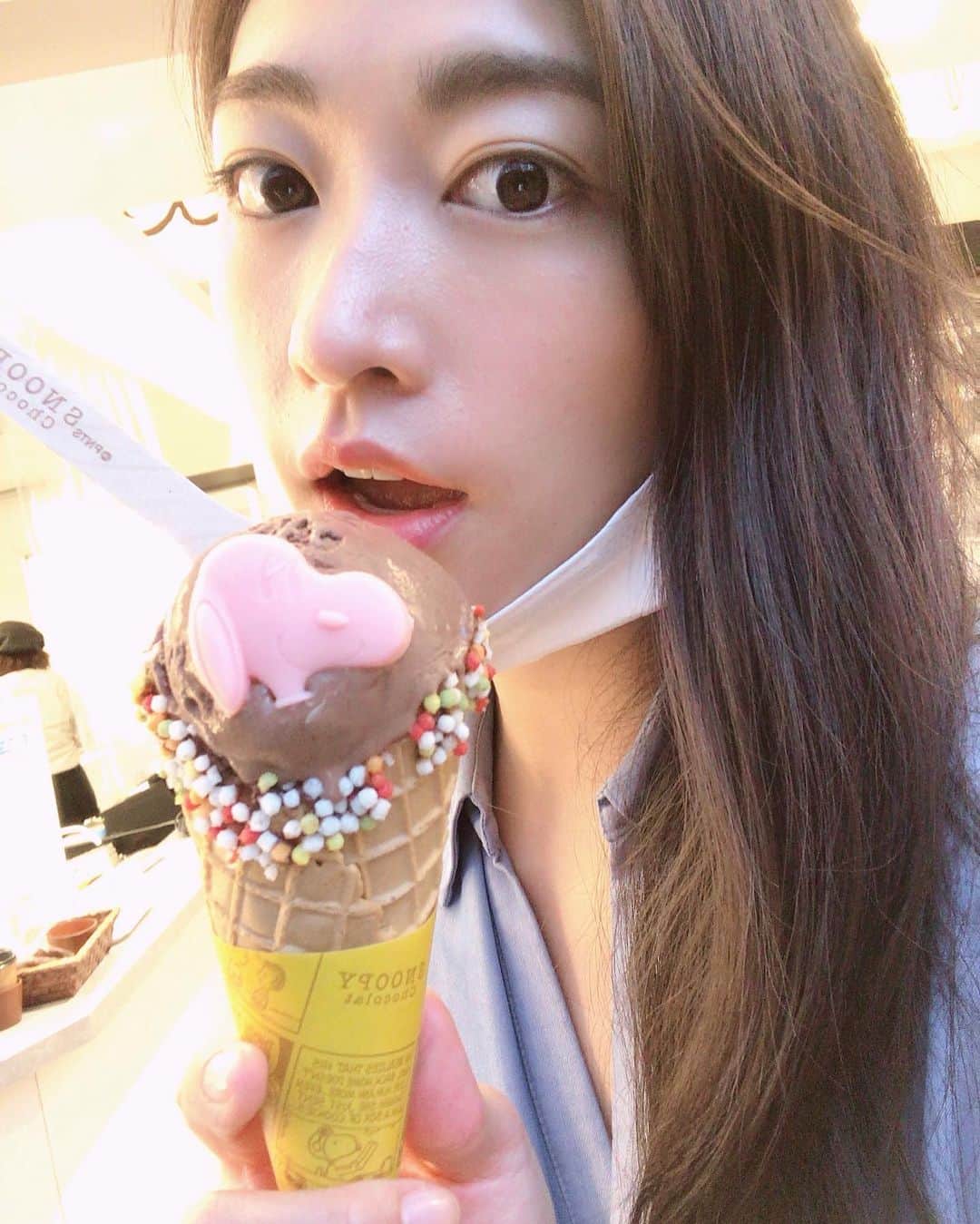 のインスタグラム：「SNOOPY ice cream 🐶🍦🍦🍦 . . これは可愛いだけじゃなくて 本当に美味しかったやつです💕. . .  #SNOOPY#スヌーピー#スヌーピーアイス#スヌーピーショコラ #アイスクリーム#🍨#普段甘いの食べないけど #ビターチョコは好き  @snoopygrams @snoopy_official_ec @snoopymuseumtokyo」