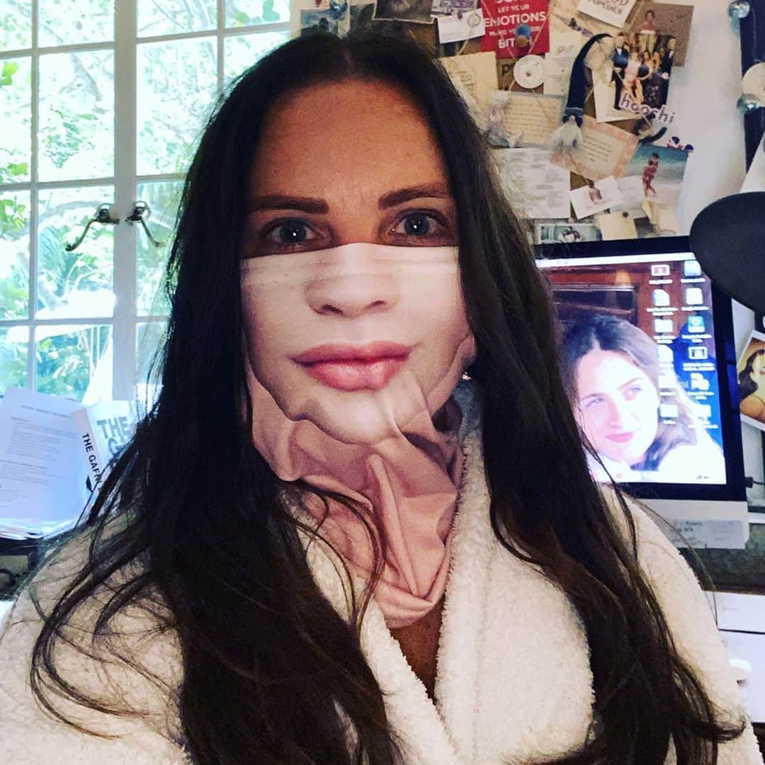 ガブリエル・アンウォーのインスタグラム：「Mask fun @etsy Who needs lipstick anymore? @shareefmalnik」