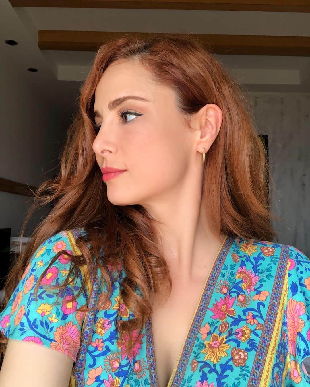 Mine Tugayのインスタグラム：「Hayatta asıl önemli olan; hala yaşıyorken, asla geç olmadığına inanmaktır.」