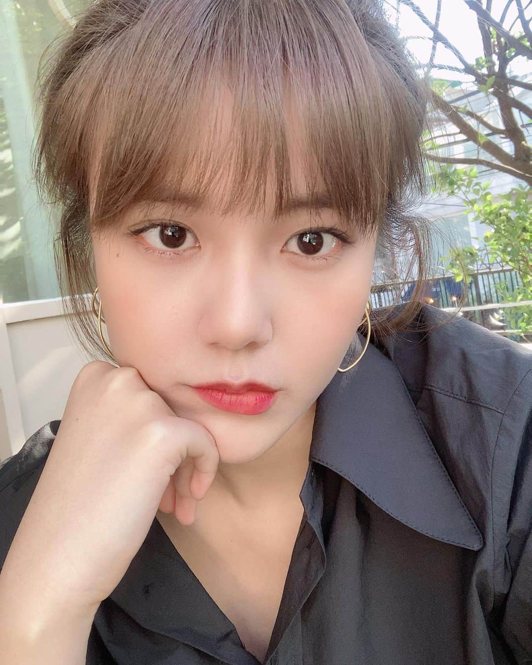 ヘジョンのインスタグラム：「안녕 잘 지내고 있어요 오늘 친구 촬영을 도와줬는데 모두 모두 잘 됐으면 좋겠다 날씨가 너무 좋더라 바람도 좋고 보고싶다 우리 #ELVIS」
