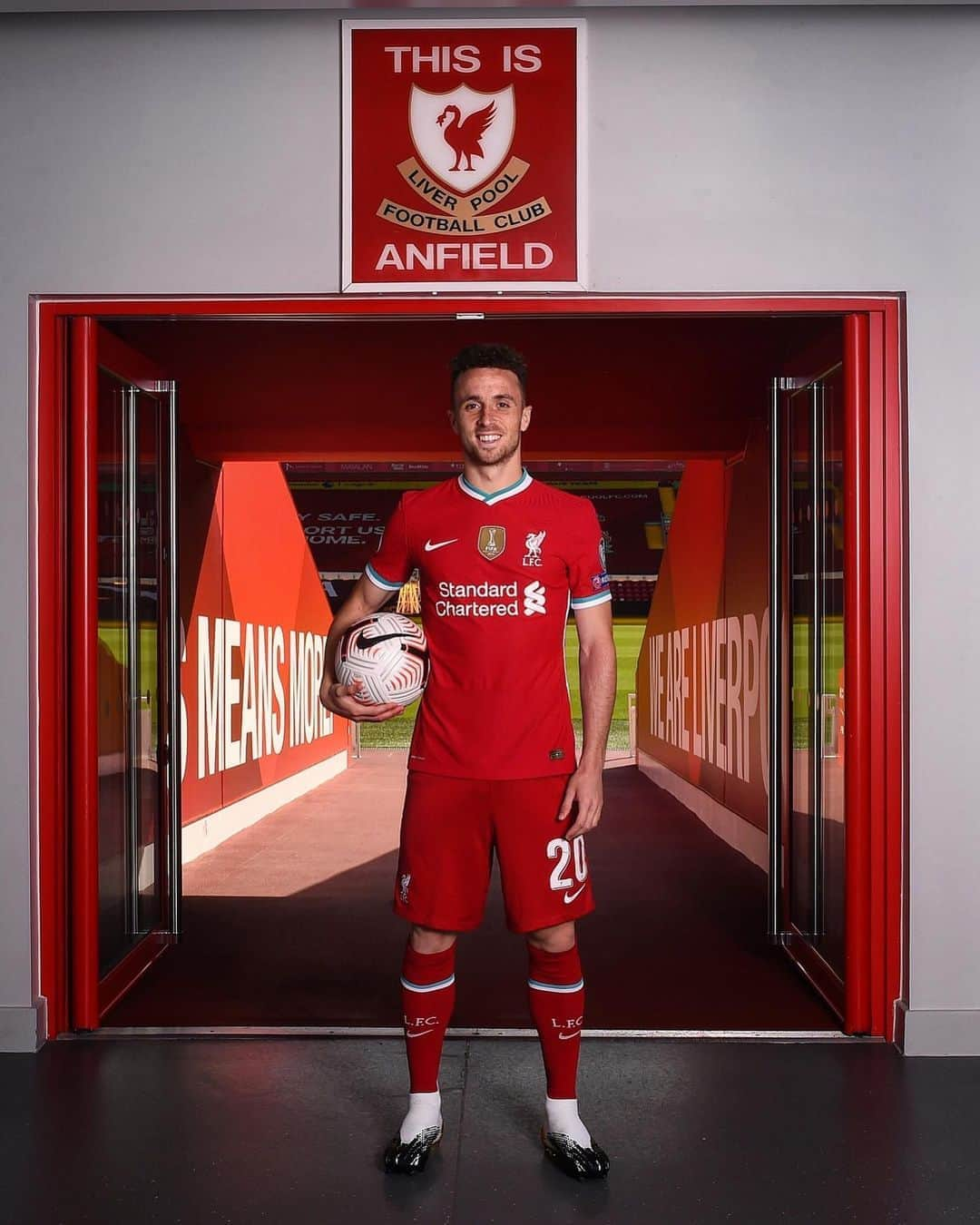 リヴァプールFCさんのインスタグラム写真 - (リヴァプールFCInstagram)「Looks boss in RED! 🔴🔴🔴 #JotaSaturday #LFC #LiverpoolFC #Liverpool」9月20日 1時05分 - liverpoolfc