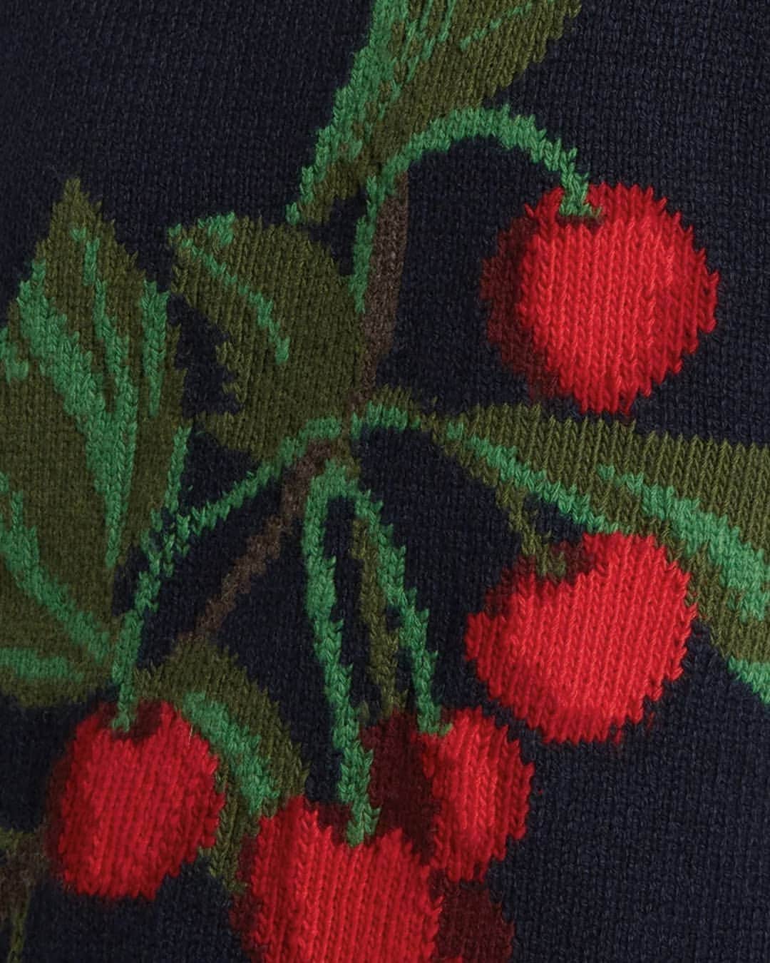 プリングル オブ スコットランドのインスタグラム：「A closer look at the hand intarsia knitting technique used to reimagine this cherries motif from the archives. 🍒  ​ ​#PringleScotland #AW20 #knitwear #handintarsia」