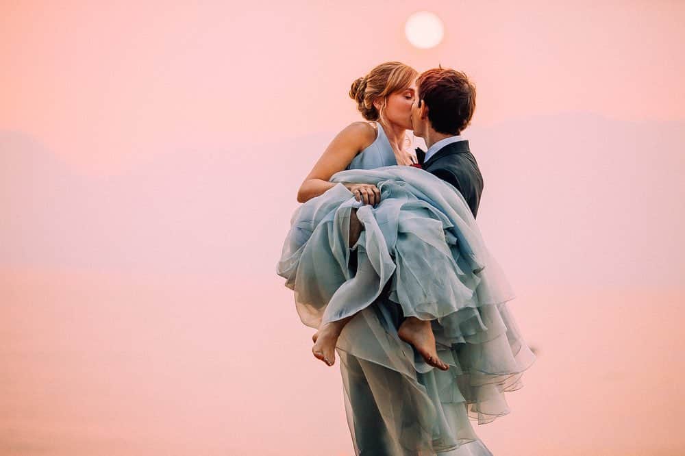 アレックス・オノルドのインスタグラム：「Happy one week anniversary to @sannimccandless! Our families have all left and the dust has settled and we’re officially married. Hard to believe, but pretty exciting.  No honeymoon this year since there’s still a pandemic, borders are closed, and the entire American West seems to be on fire. Instead we’re enjoying a “home-eymoon” - staying local and doing what we can. The National Forests in the entire Tahoe Basin are closed due to fire risks so we’ve had to look for other ways to get out. Today we found this little gem of a boulder (I carefully checked that it wasn’t on Forest Service land). We were lucky that it rained a little this morning and cleared out some smoke (but it was also so warm that I climbed in my boxers because I forgot shorts). What an unusual year, 2020 just keeps unfolding... Thanks @photocait for the great wedding photos.」