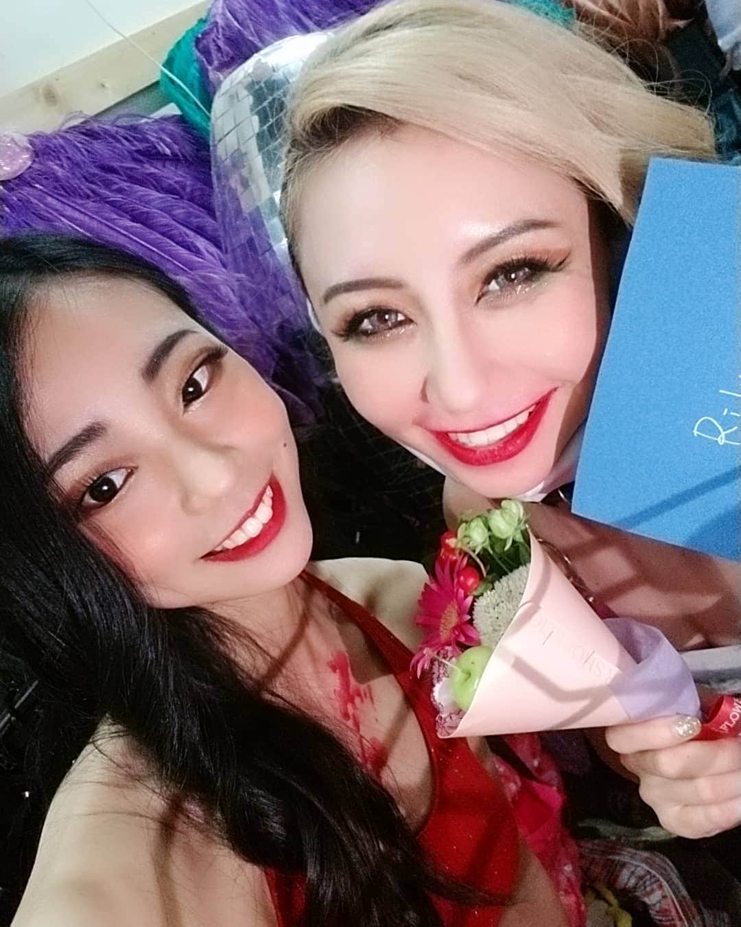 のインスタグラム：「(続きです)#くみりりーの日 声をかけていただけたことが本当に嬉しいです！ . 強い！格好いい！ロック！ハード！SM！というイメージがお強いお二人 . クミさん&リリーさんは千本桜のダブルロープの印象がお強くて、 リリーさんは着替え場所もお近くでありお誕生日もお近くであり、 入店してからいつも自然にそばにいてくださってる印象の先輩なのです😌♡ . . 本当にとっても優しいのに、ステージ上では最高にカッコよくて、、 . . まぁ、そんなわけで、 自分には無い要素を沢山お持ちのお二人のサポートダンサーに選んでいただけた事は、 ある種意外性が強くて、本当に喜ばしいことで... . あれ、私はあんなにカッコよく動けてないよな "強いメンバー"ではないよな... . なんて考えながらも練習して迎えた前回の8/27 . 自分でもびっくりするくらいのパワーを出すことができました。 . 生のクミさんとリリーさんの歌もあったし、お二人の熱意が凄かったから🔥🔥🎤 . . 前回直接ご覧なったお客様はそのパワーやエネルギーに圧倒されたかと思いますが、 我々ステージで踊ってる者も そのエネルギーに高められて より強く、カッコよく踊れるもんなんです�...！凄いんです、エネルギーが . . 第2回目の9/20 #リリクミイブキの日 では特別ショーの演目も増えてダンサーも増えてエネルギー増し増しです🌋🌋🌋 . . 1〜3部既にほぼ満席！ という最近ではあまり見ない予約数が 既にすごい夜のエネルギーを感じます、、！ . . 日曜夜は 最高にエネルギッシュ🔥でパワフル👊でセクシー👄で刺激的🕯な夜を 一緒に過ごしましょう🐱💜 . . . クミさん&リリーさん あらためてよろしくお願いします😌♡ . . . ※ですから胸元はろうそくです . . . #バーレスク東京 #くみりりーの日 #リリクミイブキの日 #六本木 #ショー」